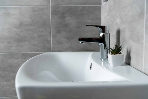 Innovative porcelain stoneware designs for modern homes